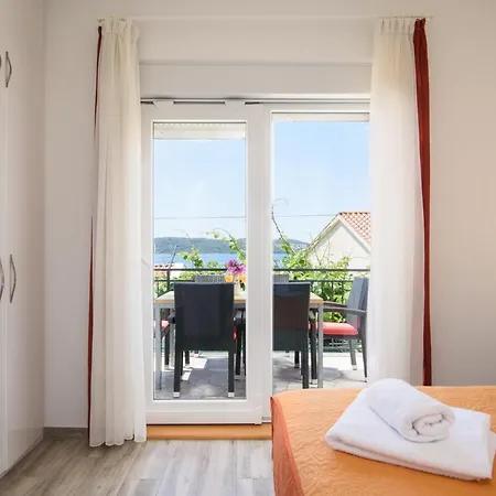 A3-90m2 W Shared Pool & Balcony Next To Trogir