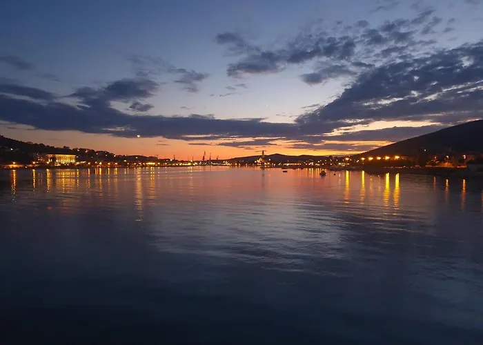 A3-90m2 W Shared Pool & Balcony Next To Apartament Trogir