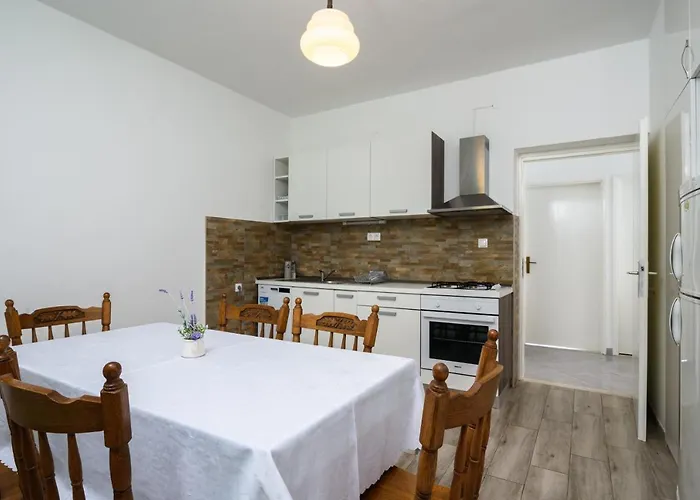 Apartament A3-90m2 W Shared Pool & Balcony Next To Trogir
