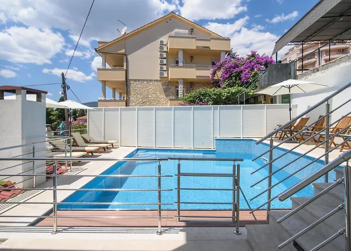 A3-90m2 W Shared Pool & Balcony Next To Apartament Trogir