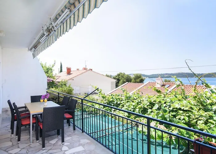 A3-90m2 W Shared Pool & Balcony Next To Apartament Trogir