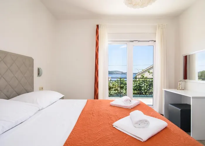 A3-90m2 W Shared Pool & Balcony Next To Apartament Trogir