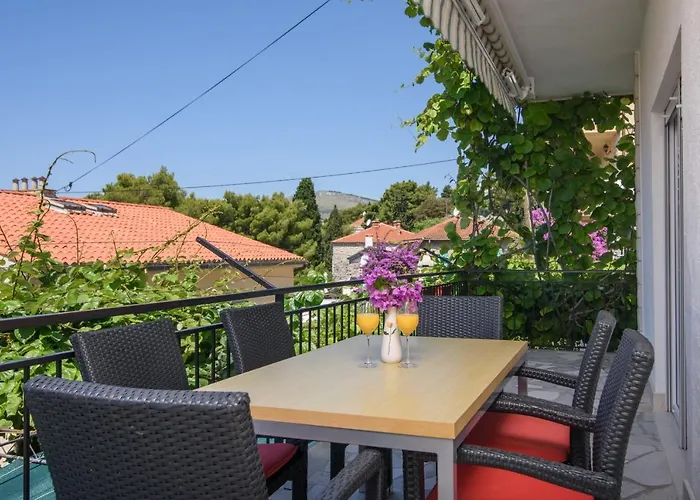 Apartament A3-90m2 W Shared Pool & Balcony Next To Trogir
