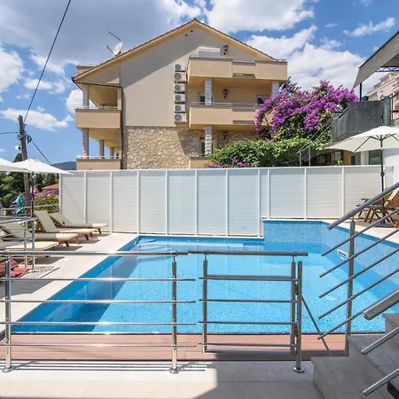 A3-90m2 W Shared Pool & Balcony Next To Apartment Trogir