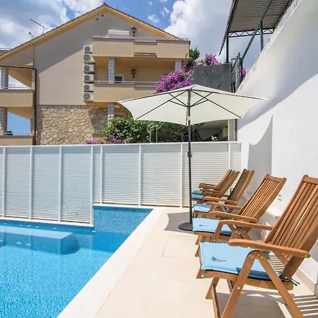 A3-90m2 W Shared Pool & Balcony Next To