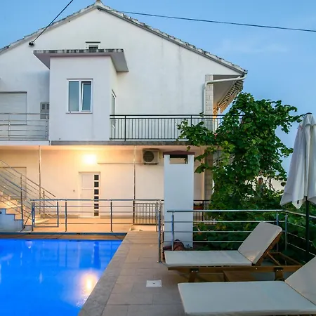 A3-90m2 W Shared Pool & Balcony Next To Apartment Trogir