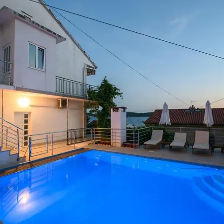 A3-90m2 W Shared Pool & Balcony Next To 特罗吉尔