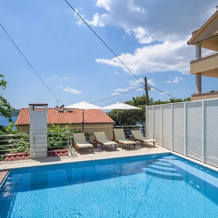 A3-90m2 W Shared Pool & Balcony Next To